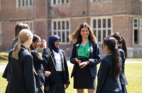 Description: Students on West Lawn